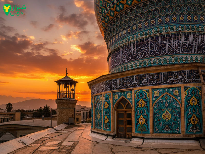 گنبد و کتیبه های کوفی تزئینی در امامزاده علی ابن حمزه در شیراز