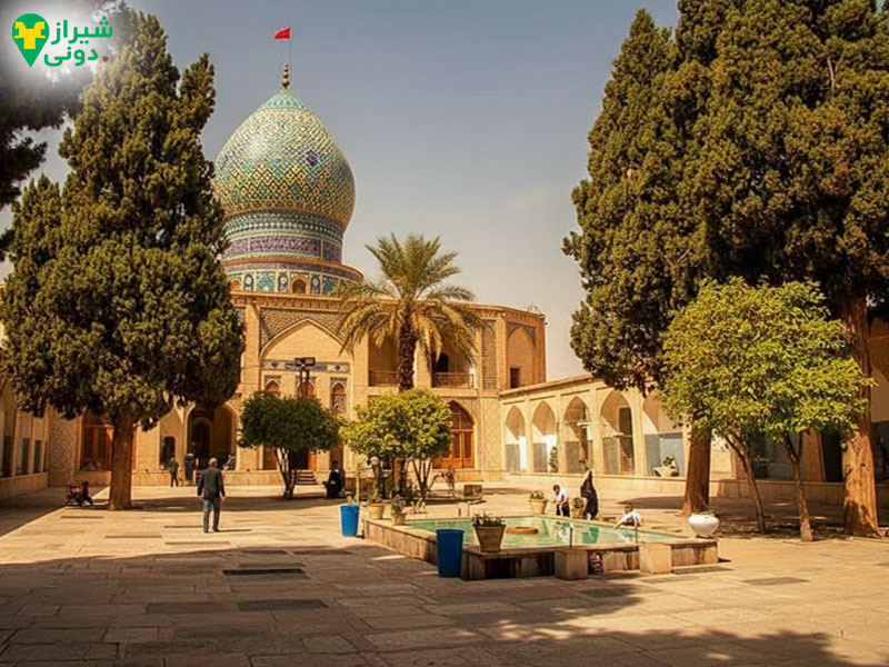 حیاط و چنارهای کهنسال امامزاده علی ابن حمزه در شیراز