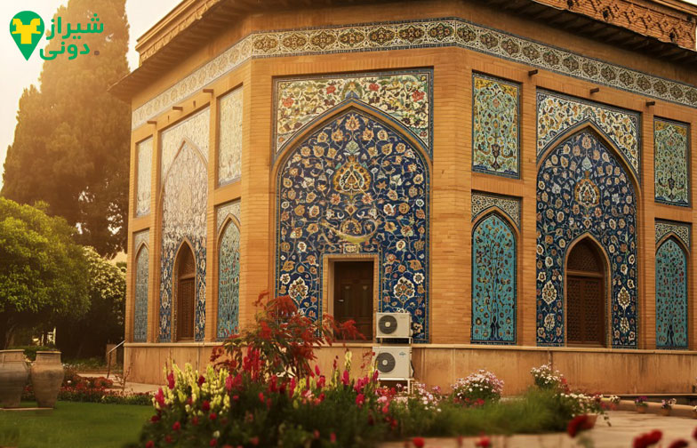 نمای بیرونی عمارت کلاه فرنگی باغ نظر شیراز با آجرکاری و کاشی‌ کاری‌های رنگی