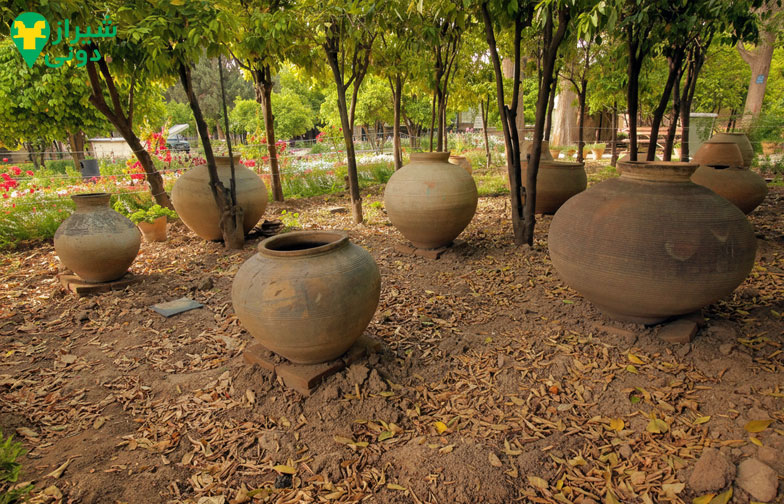 اشیای تاریخی و هنری در محوطه موزه باغ نظر شیراز