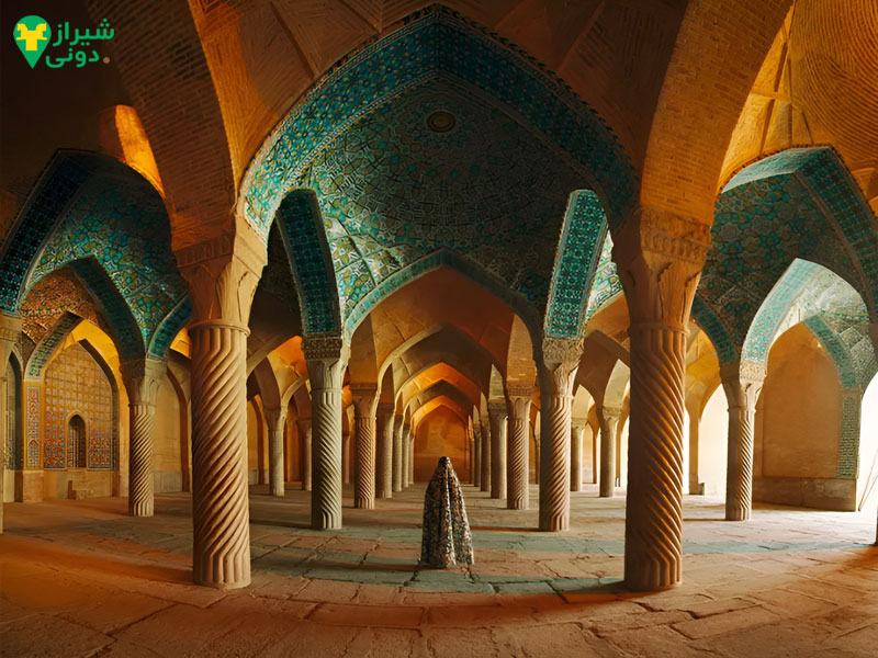 ستون‌ها، طاق‌ها و محراب مسجد نصیرالملک شیراز