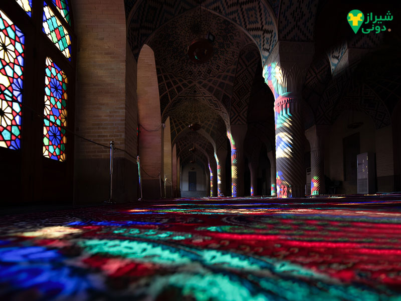 بازدید نیم روزه از مسجد نصیرالملک شیراز و عکاسی در مسجد صورتی