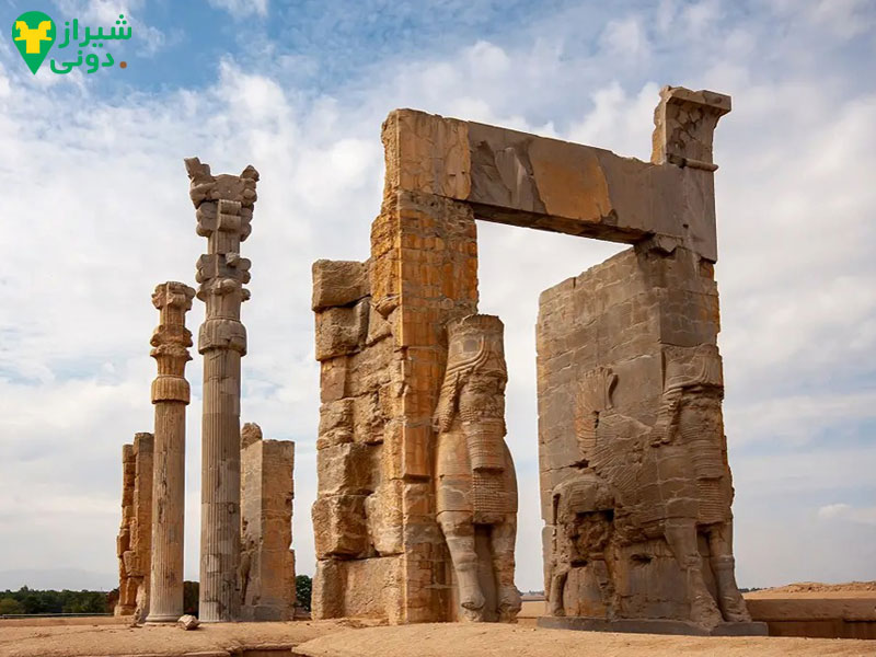 تخت جمشید (پرسپولیس) برجسته‌ترین گزینه اطراف شیراز
